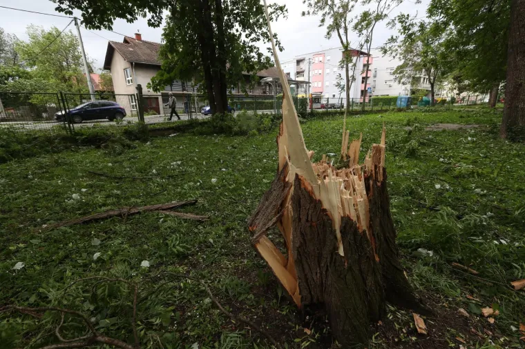 OLUJNO NEVRIJEME POKOSILO ZAGREB: Fotografije otkrile &scaron;tetu koju je prouzročio jak vjetar, stradao i poznati lokal u Tkalči