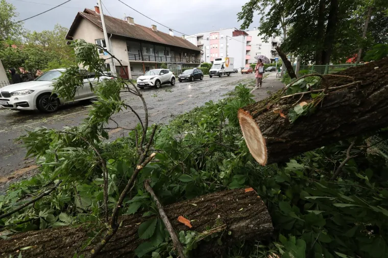 OLUJNO NEVRIJEME POKOSILO ZAGREB: Fotografije otkrile &scaron;tetu koju je prouzročio jak vjetar, stradao i poznati lokal u Tkalči