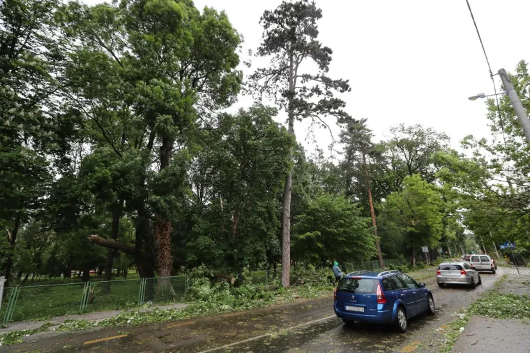 OLUJNO NEVRIJEME POKOSILO ZAGREB: Fotografije otkrile &scaron;tetu koju je prouzročio jak vjetar, stradao i poznati lokal u Tkalči