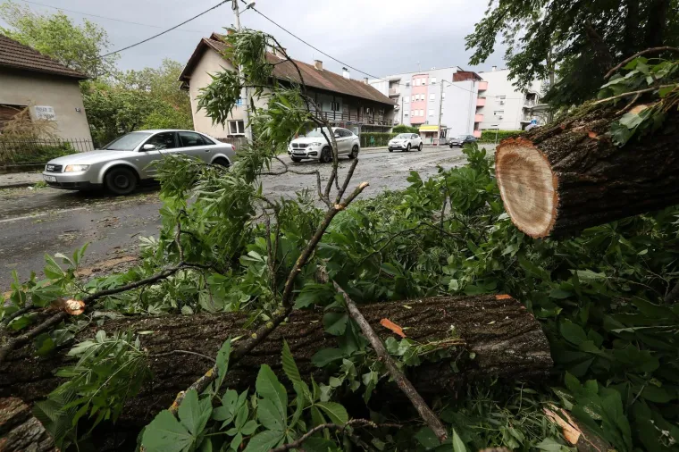 OLUJNO NEVRIJEME POKOSILO ZAGREB: Fotografije otkrile &scaron;tetu koju je prouzročio jak vjetar, stradao i poznati lokal u Tkalči