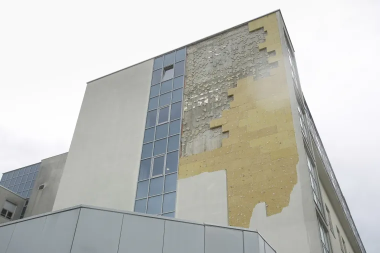 Vjetar odlomio komad fasade na glavnoj zgradi KBC-a Zagreb