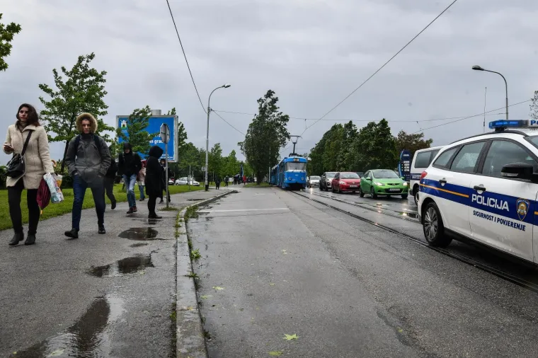 Snažan vjetar srušio je stablo na tramvajsku žicu pa je zbog toga tramvajski promet na Maksimirskoj obustavljen