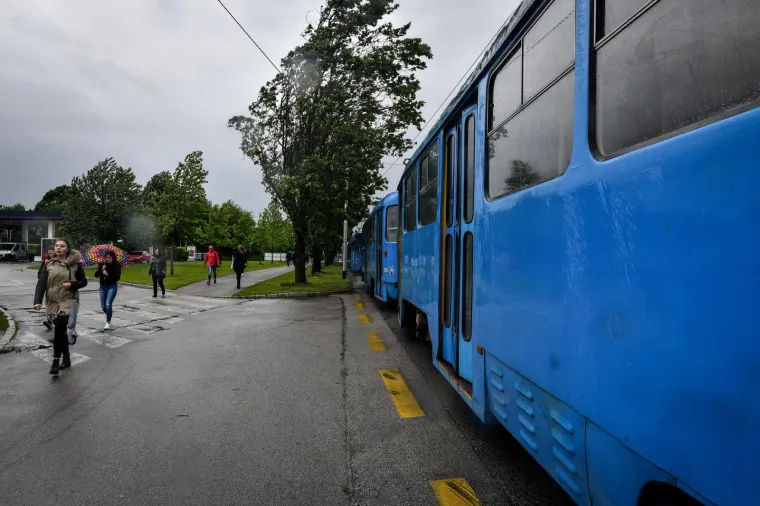 Vjetar srušio stablo na tramvajsku prugu