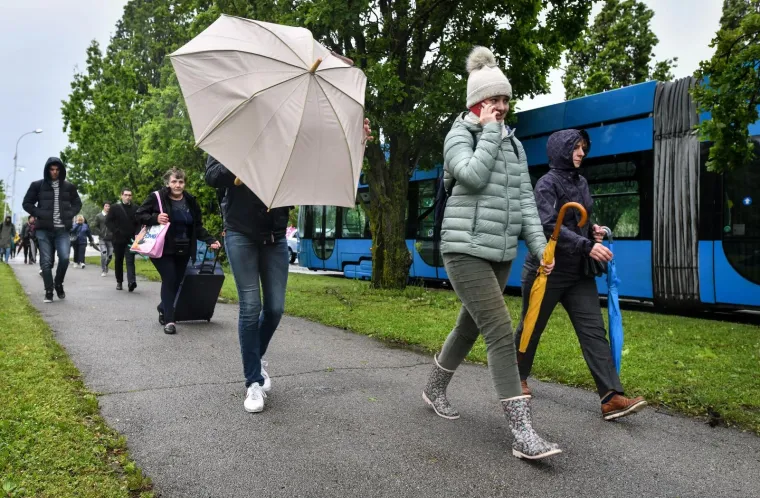 Vjetar srušio stablo na tramvajsku prugu