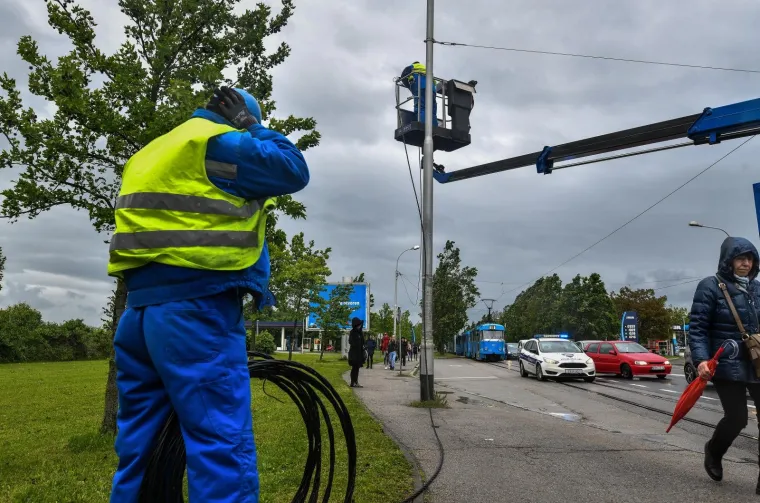 Vjetar srušio stablo na tramvajsku prugu