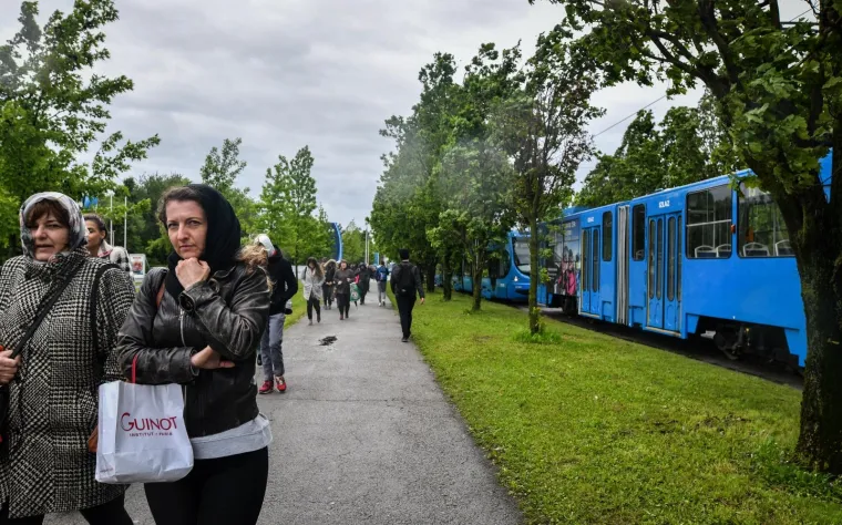 Vjetar srušio stablo na tramvajsku prugu