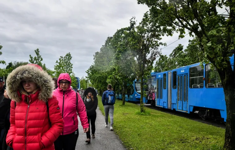 Vjetar srušio stablo na tramvajsku prugu