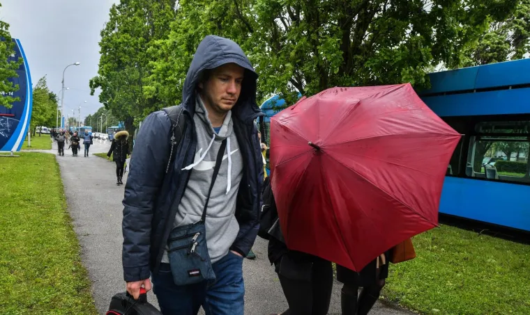 Vjetar srušio stablo na tramvajsku prugu