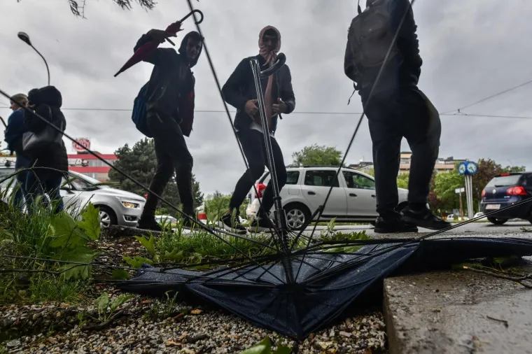 Vjetar srušio stablo na tramvajsku prugu