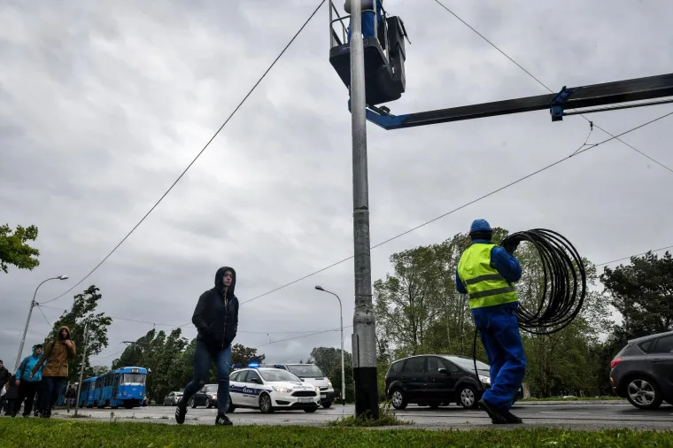 Vjetar sru&scaron;io stablo na tramvajsku prugu