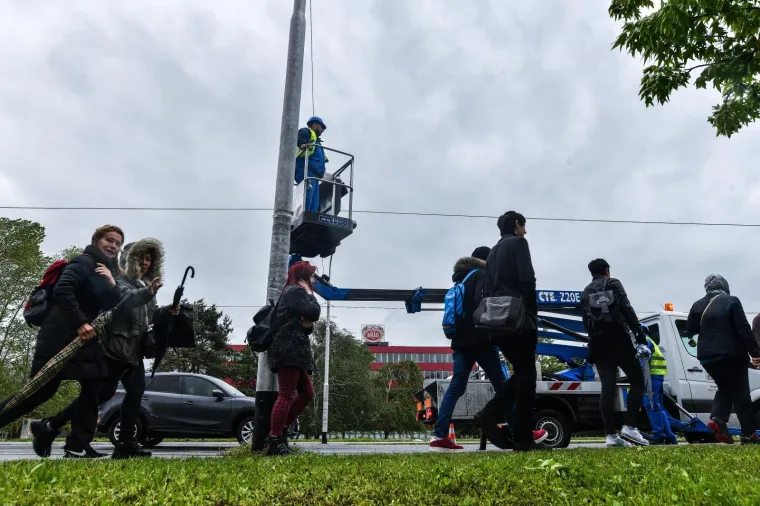Vjetar sru&scaron;io stablo na tramvajsku prugu