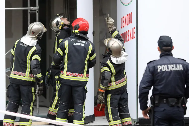 Vatrogasci interveniraju na lokalu u Ilici na kojem je vjetar polomio stakla