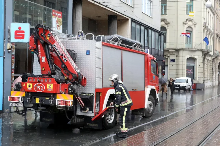 Vatrogasci interveniraju na lokalu u Ilici na kojem je vjetar polomio stakla