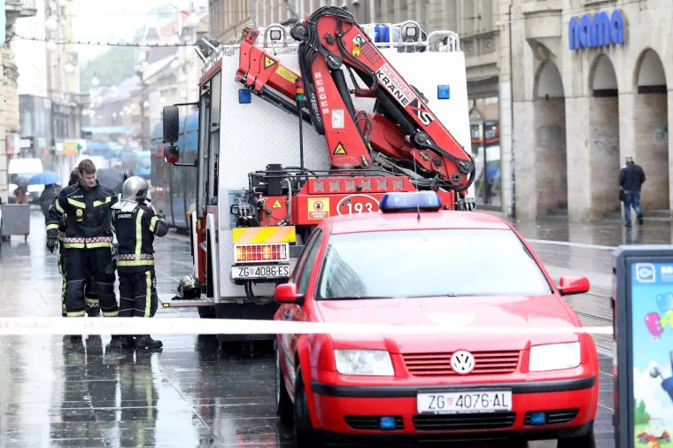 Vatrogasci interveniraju na lokalu u Ilici na kojem je vjetar polomio stakla