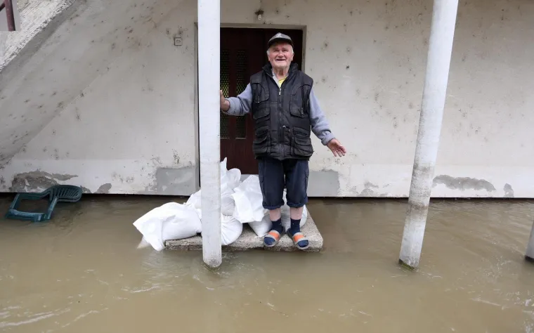 Zbog visokog vodostaja Mrežnice poplavljene su brojne ceste na području Duga Rese i okolnih sela