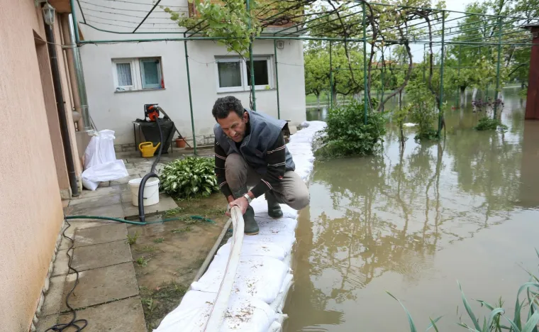 Zbog visokog vodostaja Mrežnice poplavljene su brojne ceste na području Duga Rese i okolnih sela