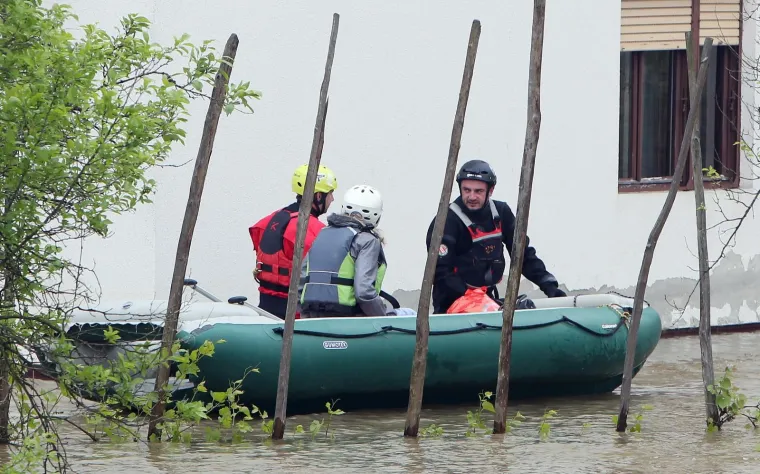 Zbog visokog vodostaja Mrežnice poplavljene su brojne ceste na području Duga Rese i okolnih sela