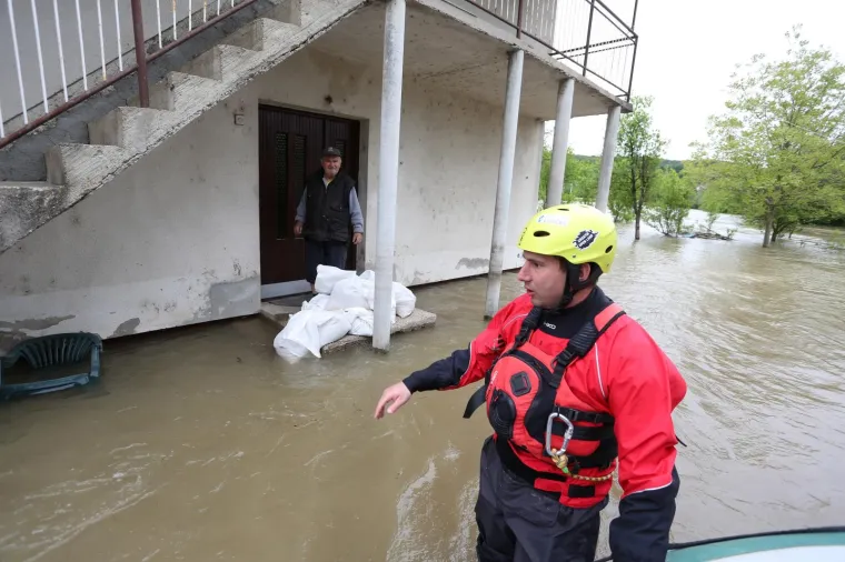 Zbog visokog vodostaja Mrežnice poplavljene su brojne ceste na području Duga Rese i okolnih sela
