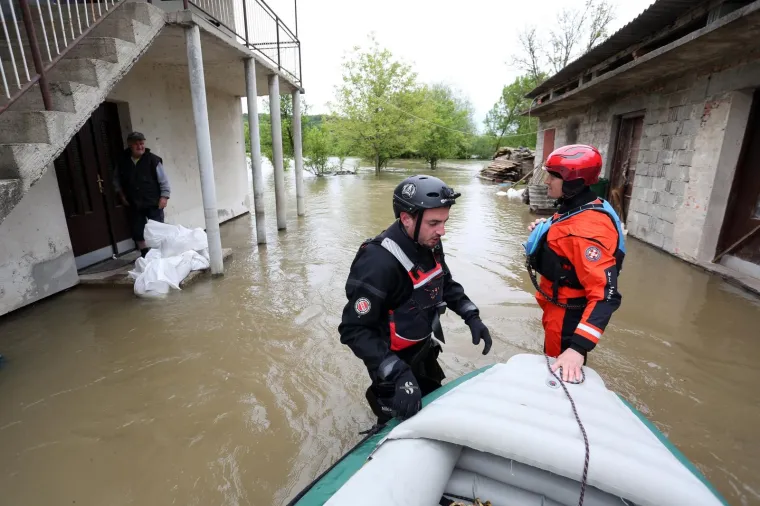 Zbog visokog vodostaja Mrežnice poplavljene su brojne ceste na području Duga Rese i okolnih sela