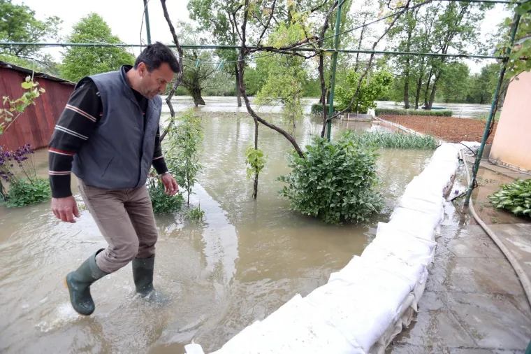 Zbog visokog vodostaja Mrežnice poplavljene su brojne ceste na području Duga Rese i okolnih sela