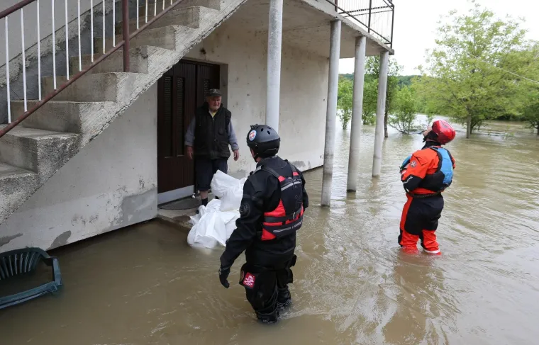 Zbog visokog vodostaja Mrežnice poplavljene su brojne ceste na području Duga Rese i okolnih sela