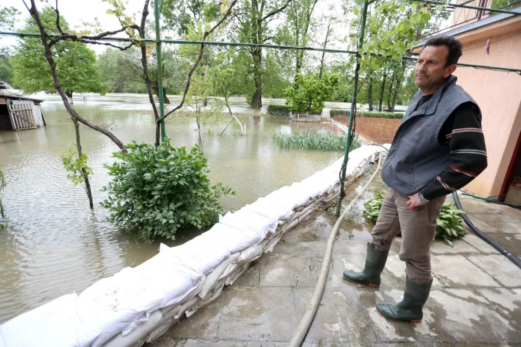 Zbog visokog vodostaja Mrežnice poplavljene su brojne ceste na području Duga Rese i okolnih sela