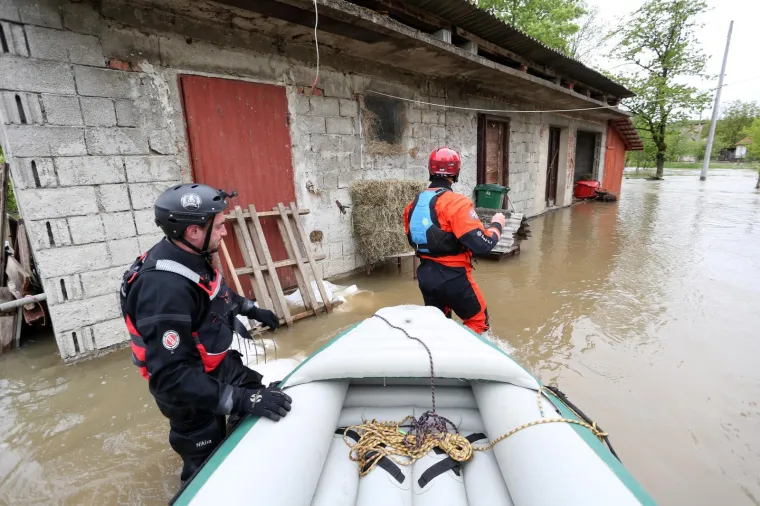 Zbog visokog vodostaja Mrežnice poplavljene su brojne ceste na području Duga Rese i okolnih sela