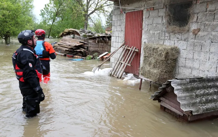 Zbog visokog vodostaja Mrežnice poplavljene su brojne ceste na području Duga Rese i okolnih sela