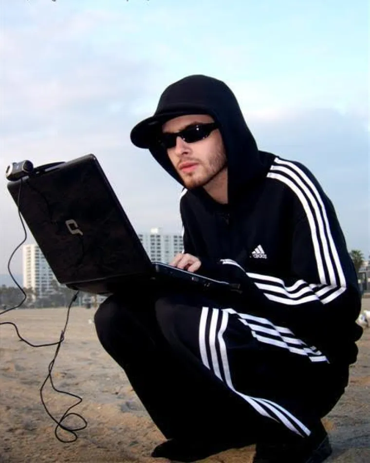 Čučeći Slaveni u trenirkama: Fotografije koje svjedoče ovom prirodnom fenomenu