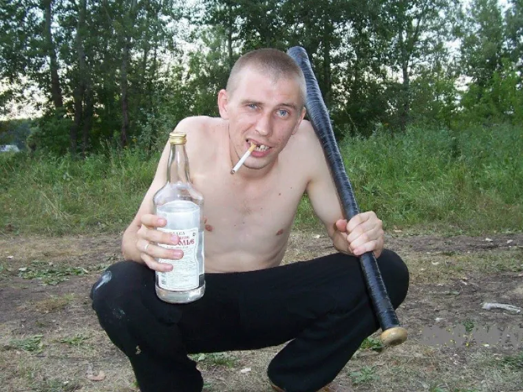 Čučeći Slaveni u trenirkama: Fotografije koje svjedoče ovom prirodnom fenomenu