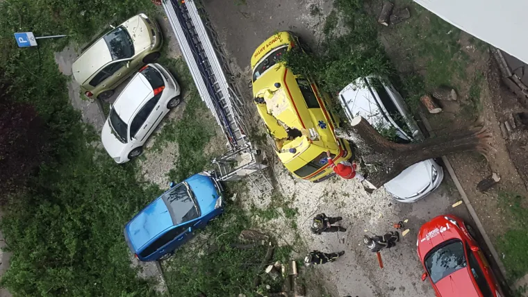 Olujno nevrijeme opet ru&scaron;ilo stabla: Pogledajte &scaron;to je ostalo od skupog Bandićevog WC-a! Stradala i Hitna pomoć