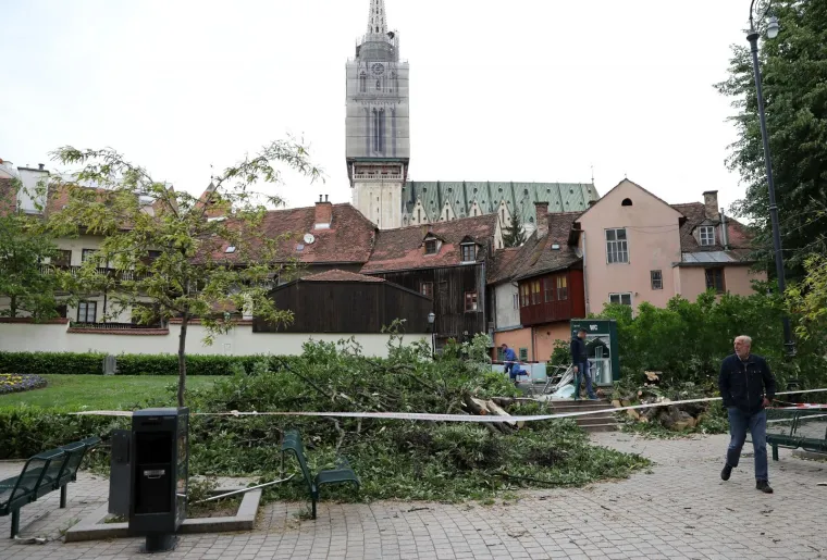 Olujno nevrijeme opet ru&scaron;ilo stabla: Pogledajte &scaron;to je ostalo od skupog Bandićevog WC-a! Stradala i Hitna pomoć