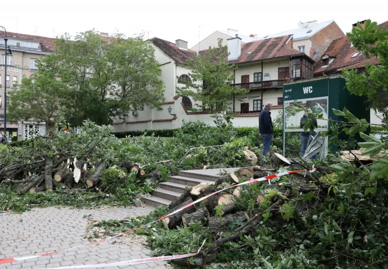 Olujno nevrijeme opet ru&scaron;ilo stabla: Pogledajte &scaron;to je ostalo od skupog Bandićevog WC-a! Stradala i Hitna pomoć