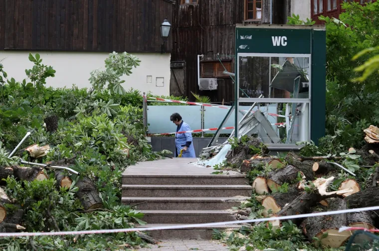 Olujno nevrijeme opet ru&scaron;ilo stabla: Pogledajte &scaron;to je ostalo od skupog Bandićevog WC-a! Stradala i Hitna pomoć