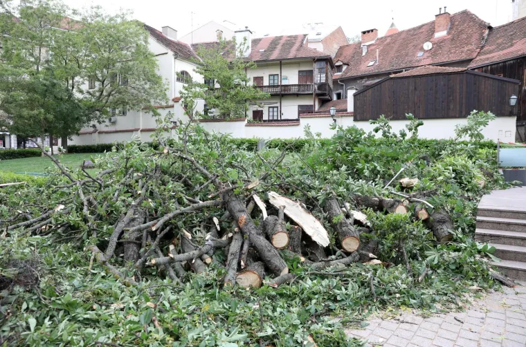 Olujno nevrijeme opet ru&scaron;ilo stabla: Pogledajte &scaron;to je ostalo od skupog Bandićevog WC-a! Stradala i Hitna pomoć