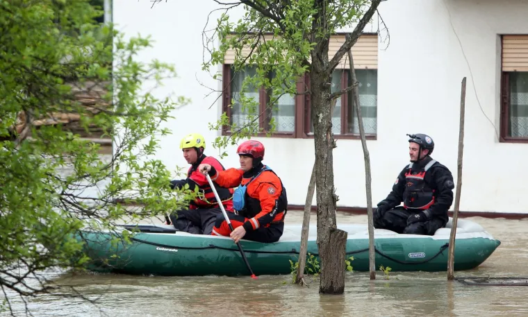 Zbog visokog vodostaja Mrežnice poplavljene su brojne ceste na području Duga Rese i okolnih sela. U pomoć nekim obiteljima pristižu ronioci koji prema potrebi prenose stanovnike. U Mrežnickom Varošu voda je dosla do dvorišta nekih kuća koje se brane zečjim nasipom i ispumpavanjem.