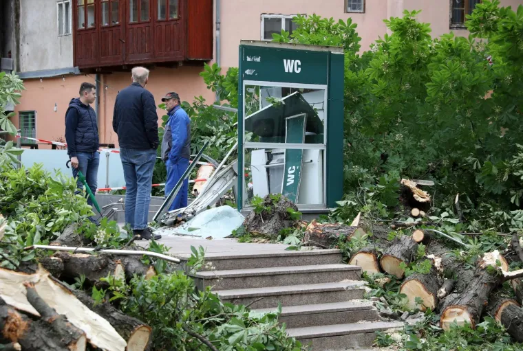 U javnom toaletu ostao je zarobljen i jedan građanin. Naime, ba&scaron; u vrijeme dok je vr&scaron;io nuždu, na javni WC palo je drvo.