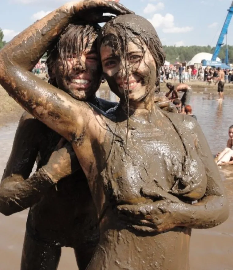 Ne samo da padaju u blato nego se i namjerno bacaju. A neke od njih i malo hrvaju