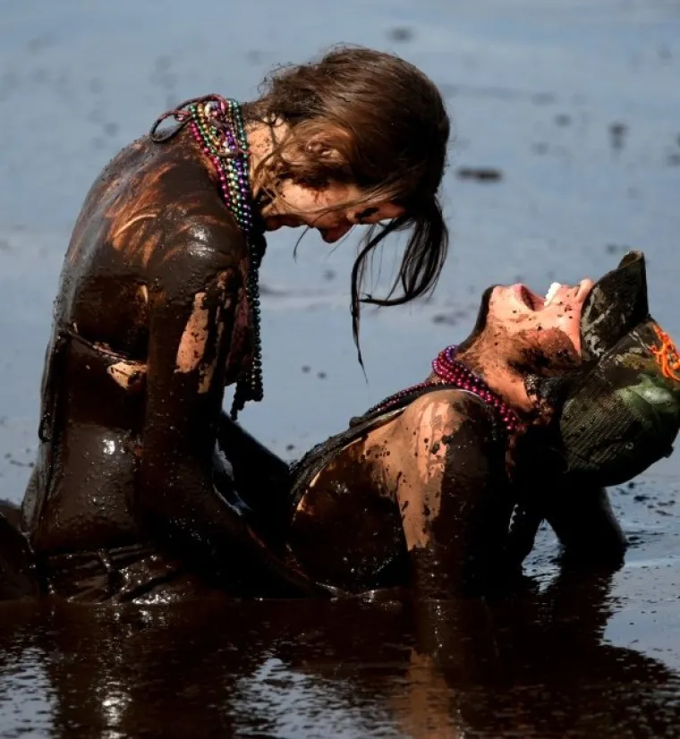 NEVRIJEME IMA I NEKE DOBRE STRANE: Osobito kada obdarene djevojke u bikinijima zaborave na silno blato po putu