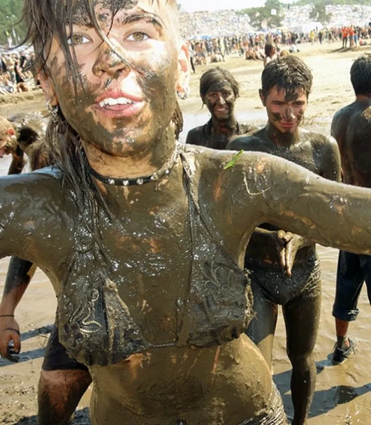 NEVRIJEME IMA I NEKE DOBRE STRANE: Osobito kada obdarene djevojke u bikinijima zaborave na silno blato po putu