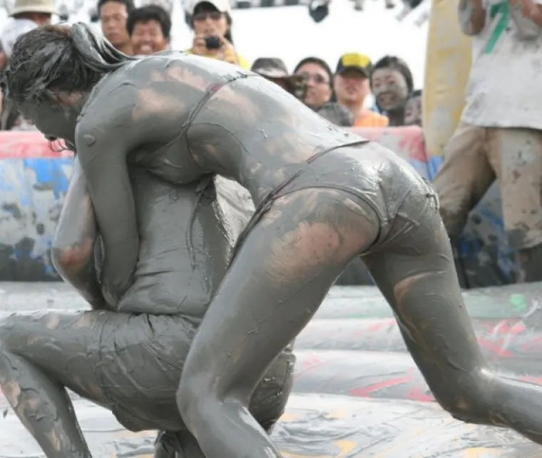 NEVRIJEME IMA I NEKE DOBRE STRANE: Osobito kada obdarene djevojke u bikinijima zaborave na silno blato po putu