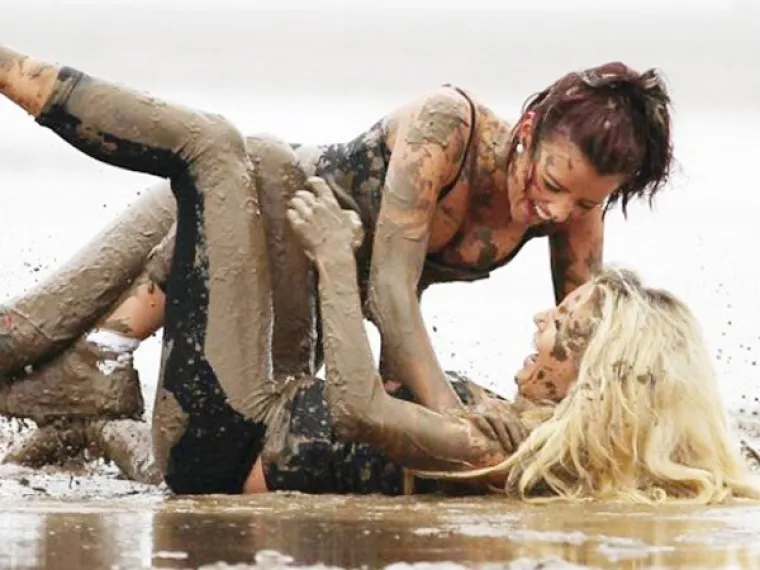 NEVRIJEME IMA I NEKE DOBRE STRANE: Osobito kada obdarene djevojke u bikinijima zaborave na silno blato po putu