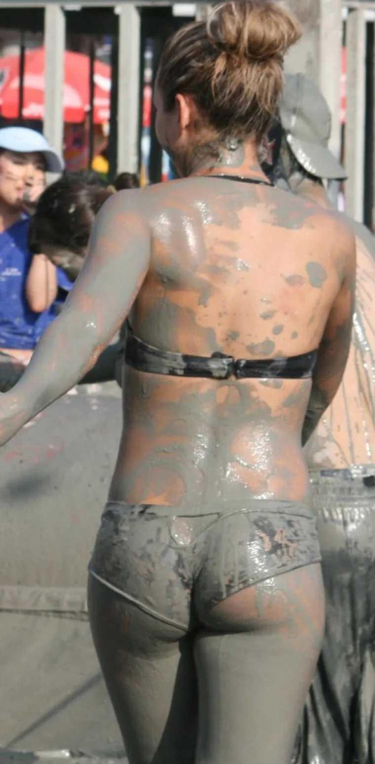 NEVRIJEME IMA I NEKE DOBRE STRANE: Osobito kada obdarene djevojke u bikinijima zaborave na silno blato po putu