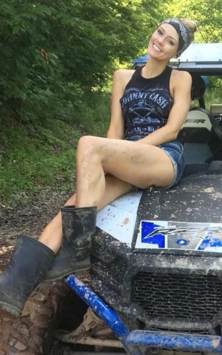 NEVRIJEME IMA I NEKE DOBRE STRANE: Osobito kada obdarene djevojke u bikinijima zaborave na silno blato po putu