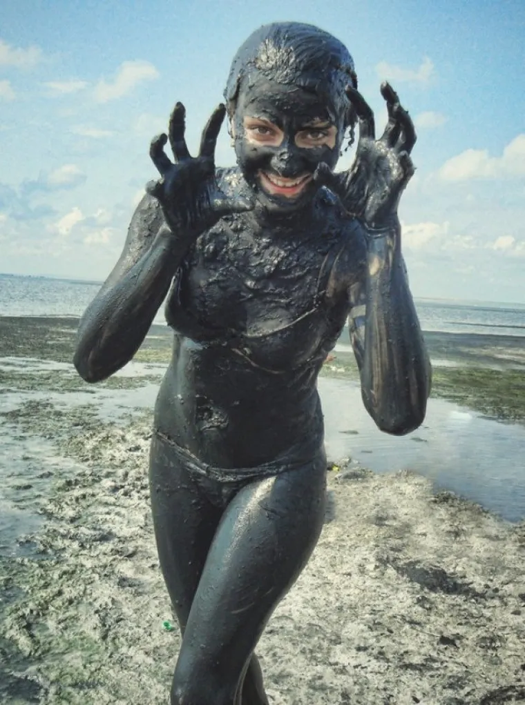 NEVRIJEME IMA I NEKE DOBRE STRANE: Osobito kada obdarene djevojke u bikinijima zaborave na silno blato po putu