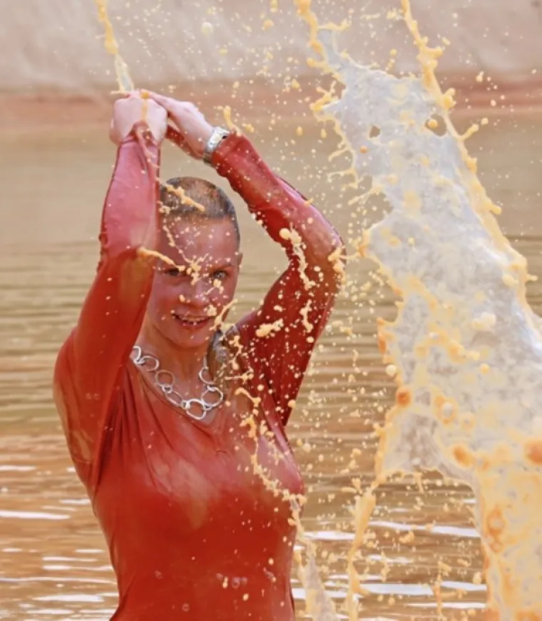 NEVRIJEME IMA I NEKE DOBRE STRANE: Osobito kada obdarene djevojke u bikinijima zaborave na silno blato po putu