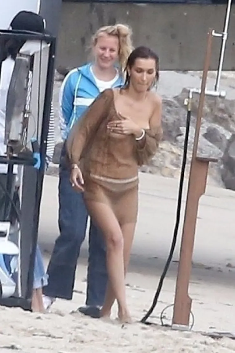 NEMA TKO JE NIJE GLEDAO: Poznata manekenka paradirala pje&scaron;čanom plažom, ispod prozirne haljinice provirile gole grudi