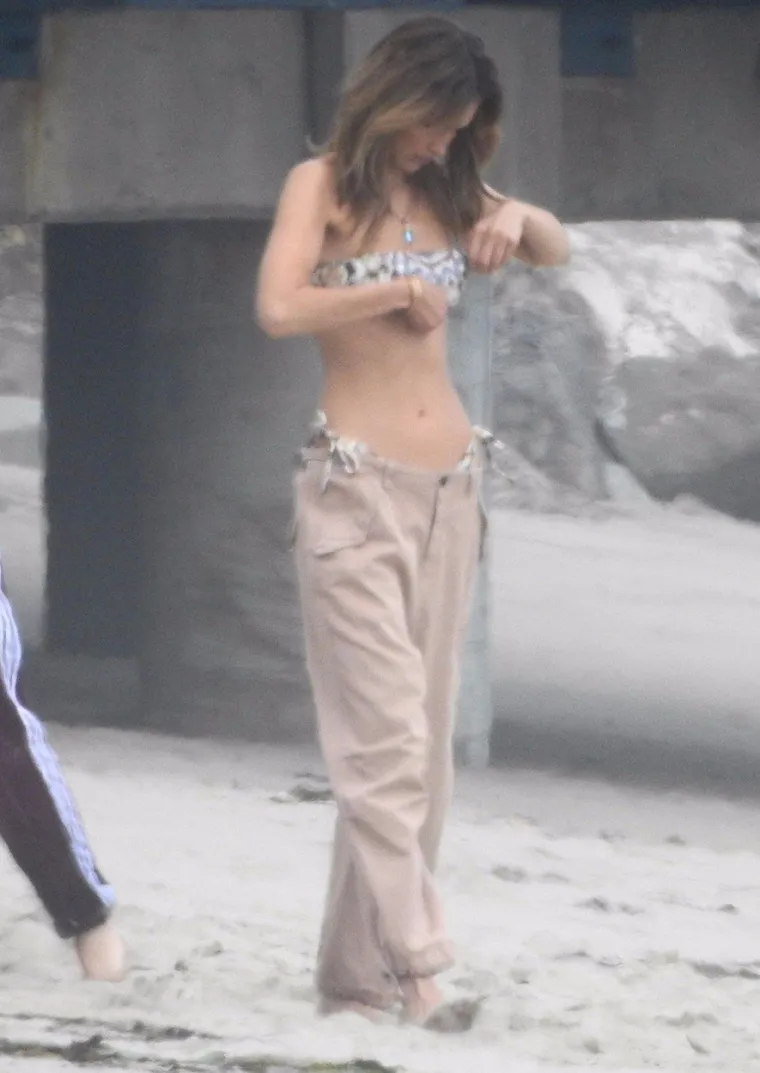 NEMA TKO JE NIJE GLEDAO: Poznata manekenka paradirala pje&scaron;čanom plažom, ispod prozirne haljinice provirile gole grudi