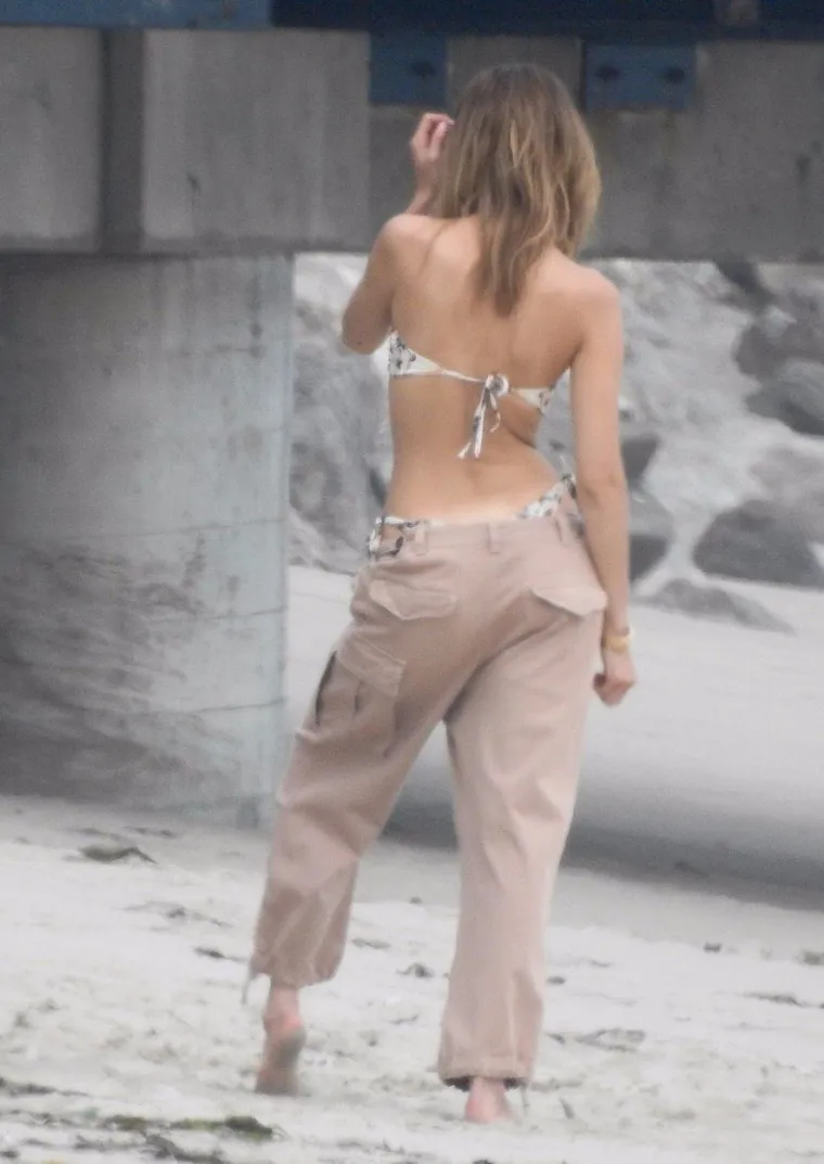 NEMA TKO JE NIJE GLEDAO: Poznata manekenka paradirala pje&scaron;čanom plažom, ispod prozirne haljinice provirile gole grudi