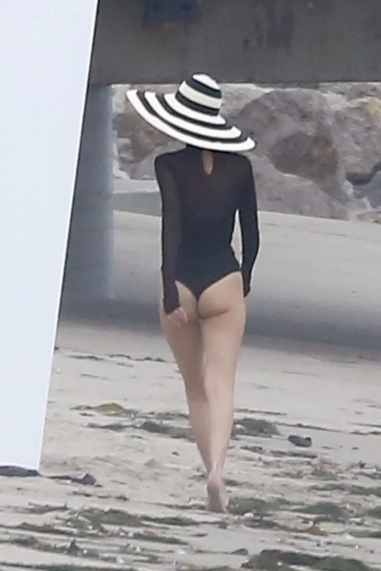 NEMA TKO JE NIJE GLEDAO: Poznata manekenka paradirala pje&scaron;čanom plažom, ispod prozirne haljinice provirile gole grudi